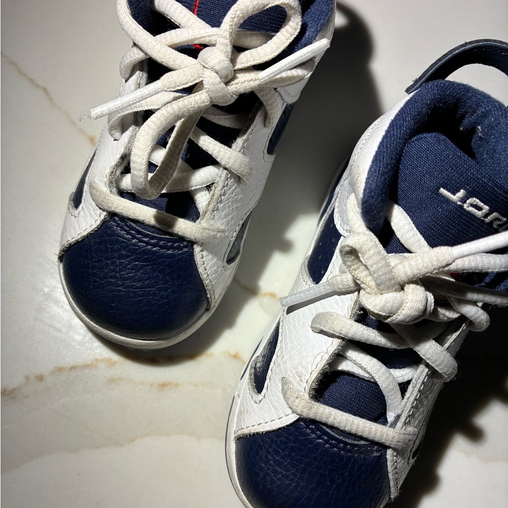 Jordan Kids Navy and White Sneakers - Picture 2 of 6